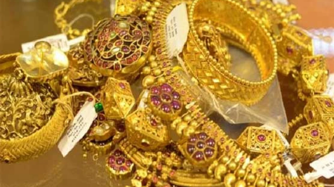 Gold prices go up in Pakistan by Rs300 per tola