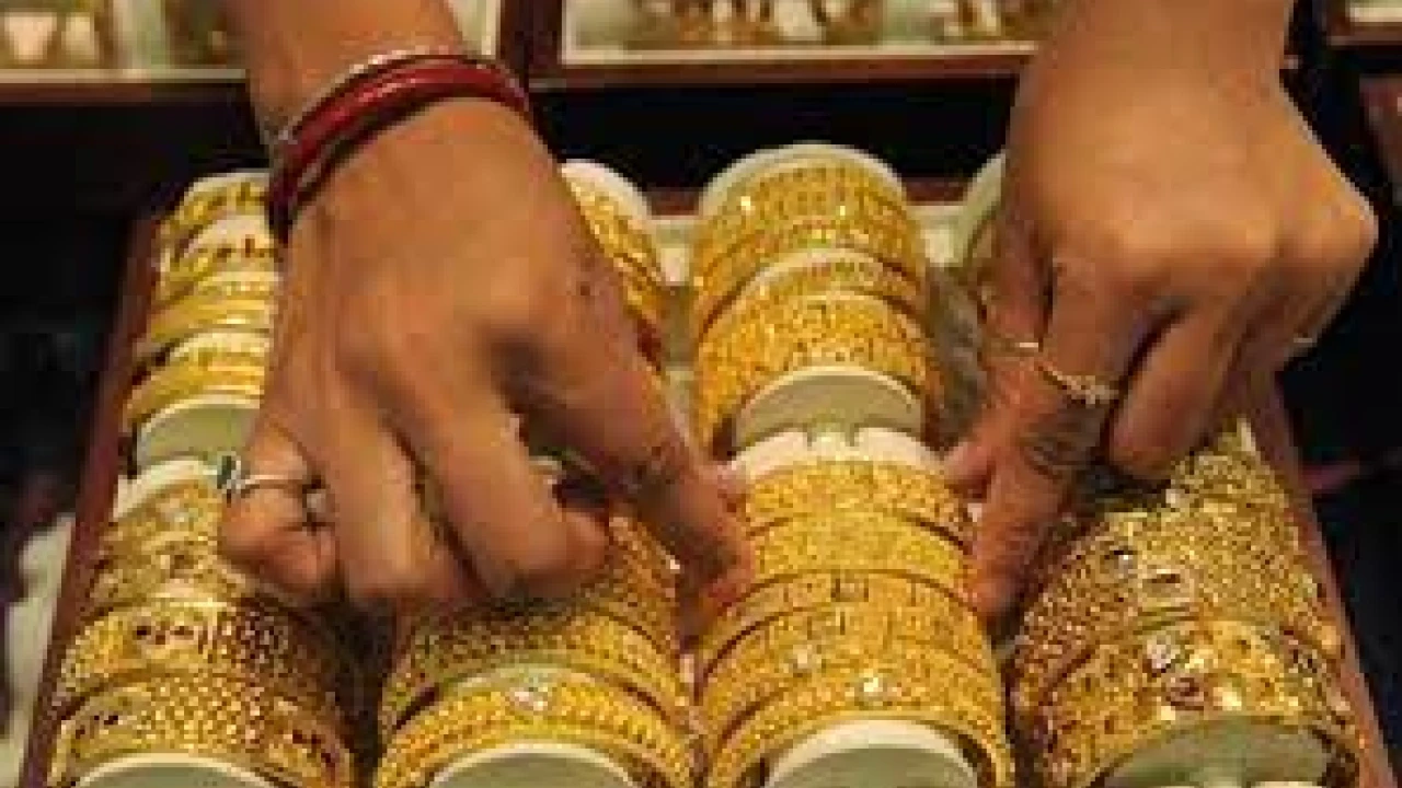 Gold prices go down in Pakistan by Rs550 per tola