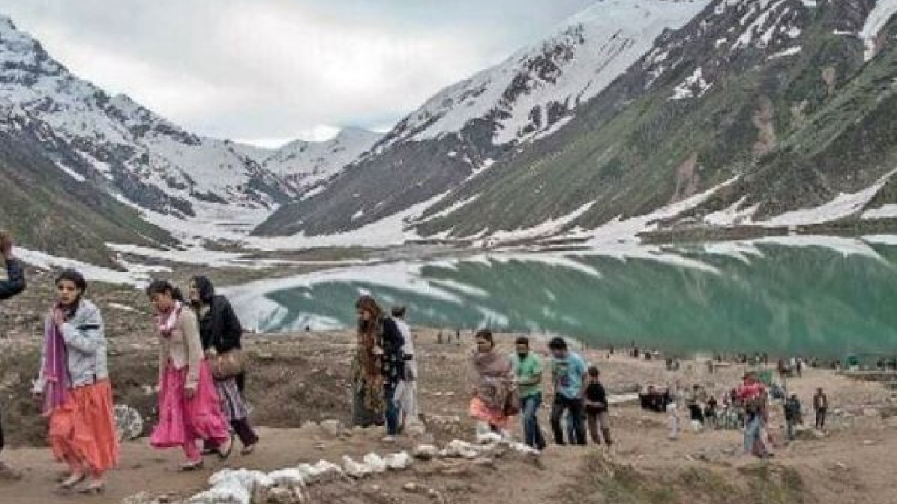 مانسہرہ ، سیاحتی مقام ناران میں پھنسے ہوئے سیاحوں کو کاغان ڈویلپمنٹ اتھارٹی اور مقامی انتظامیہ نے ریسکیو کر لیا