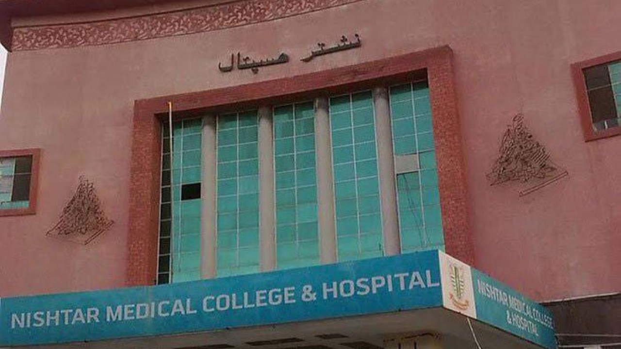 ملتان : ہسپتال کے ایمرجنسی وارڈ میں دو گروپوں کے درمیان فائرنگ ، متعدد افراد زخمی