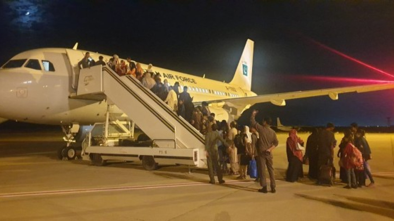 پاک فضائیہ کا طیارہ سوڈان میں پھنسے 140 پاکستانیوں کو لیکرکراچی پہنچ گیا
