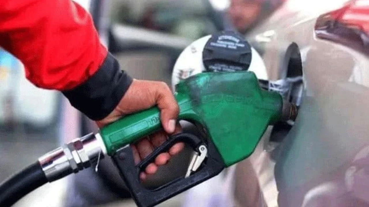 Petrol price remains unchanged, diesel reduces by Rs5