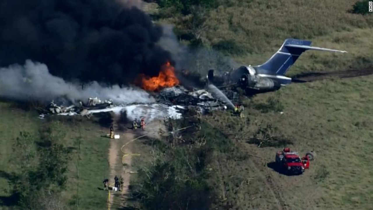 ٹیکساس میں مسافر طیارہ  گر کر تباہ 