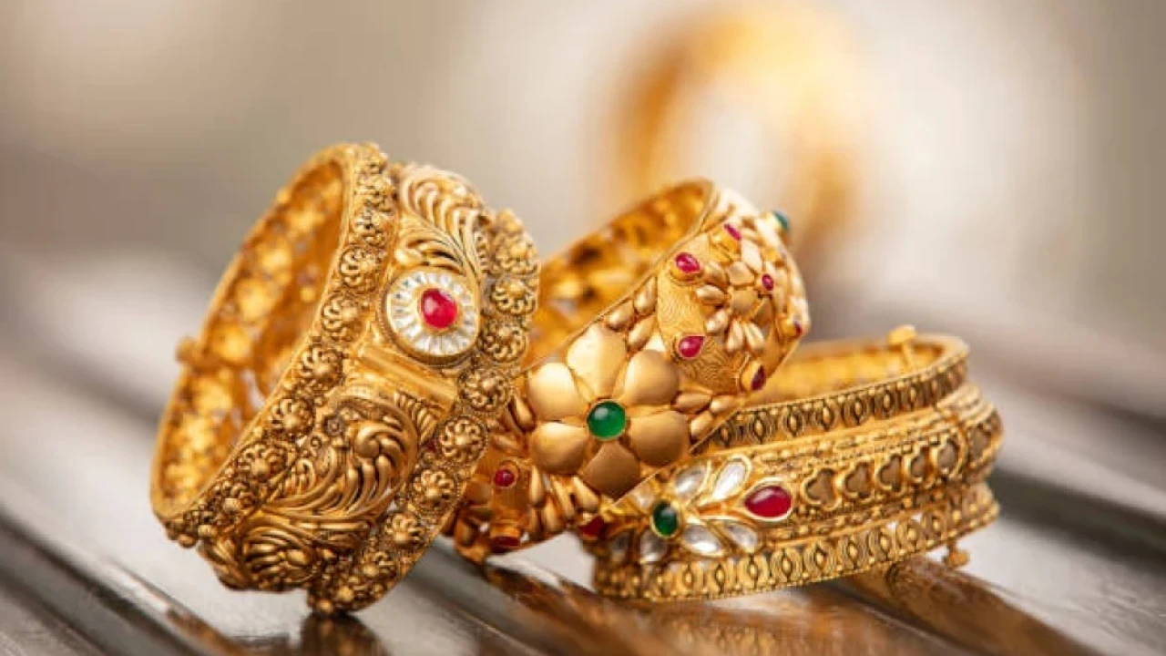 Gold price surges by Rs1100 per tola in Pakistan