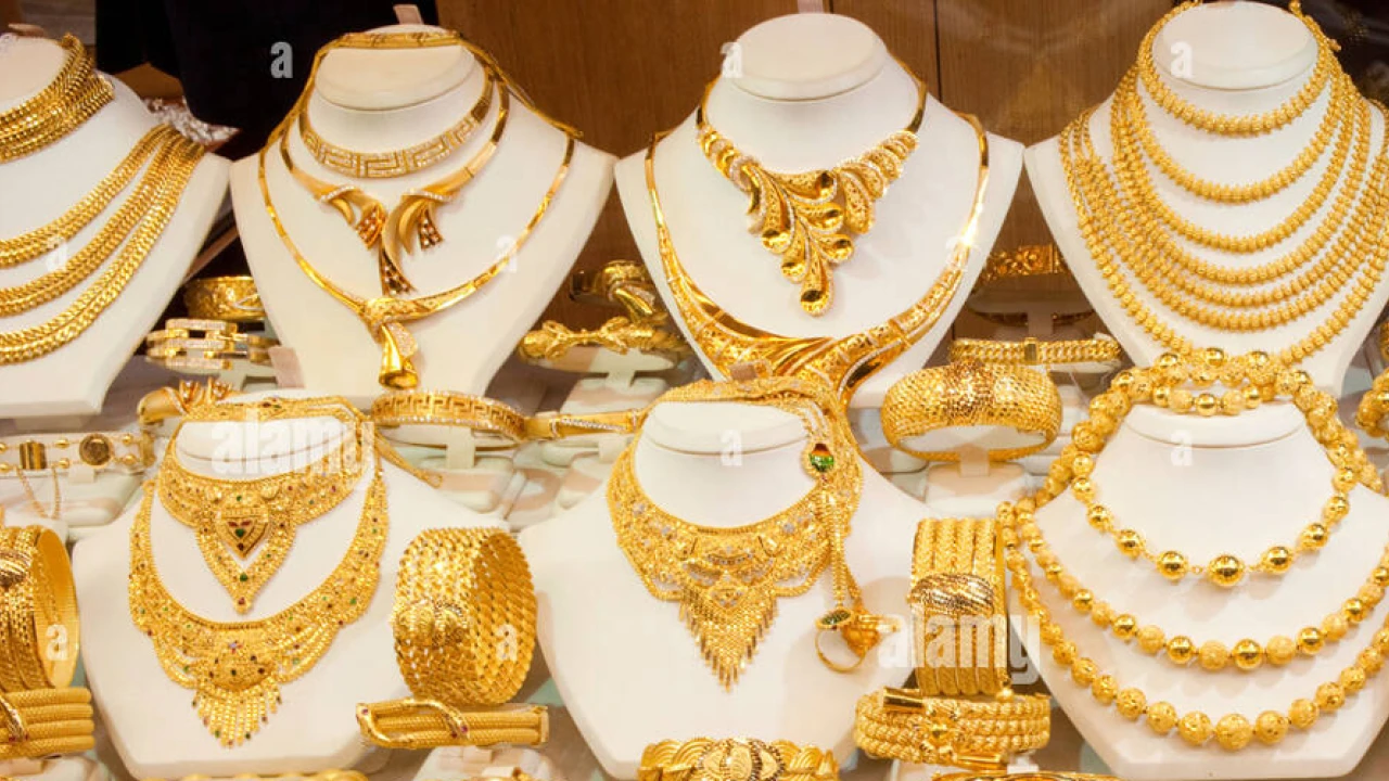Gold price in Pakistan witnesses a slight decline