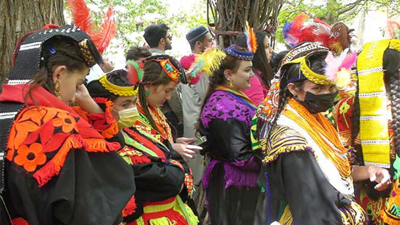 کیلاش قبیلے کا سالانہ مذہبی تہوار چیلم جوش وادی بمبوریت میں احتتام پذیر