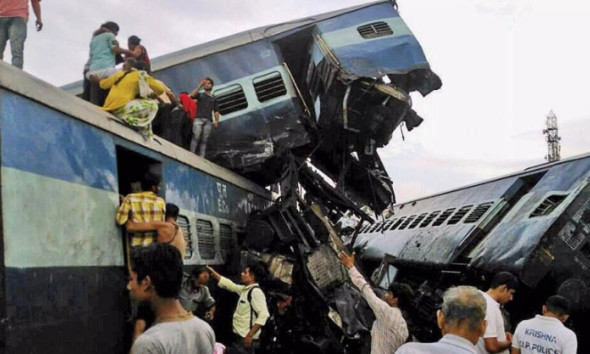 بھارت میں مسافرٹرین خوفناک حادثے کا شکار، 50 سے زائد افراد ہلاک