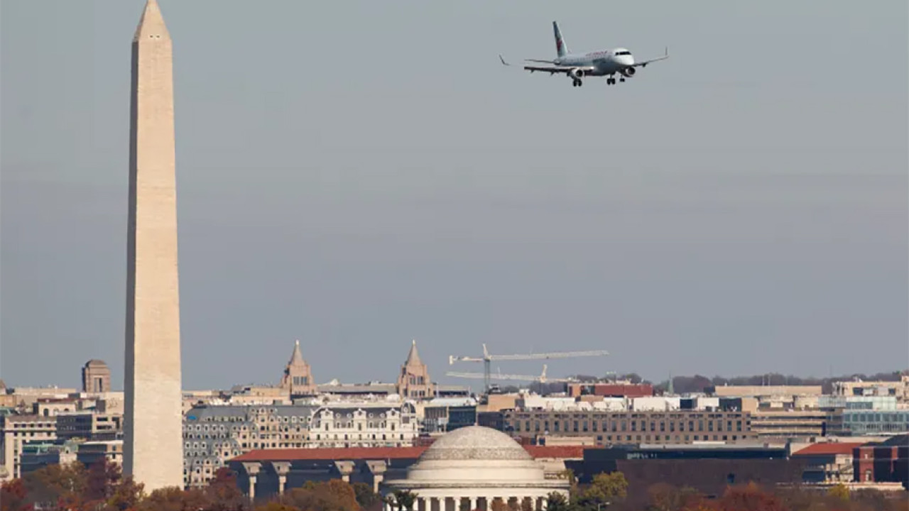 امریکی لڑاکا طیاروں کا واشنگٹن ڈی سی کے اوپر پرواز کرتے طیارے کا تعاقب