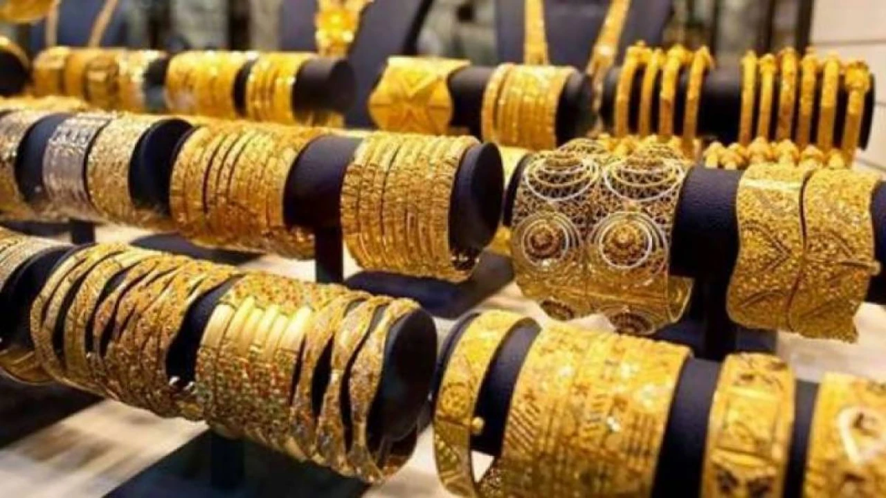 Gold price goes down by Rs2,300 per tola in Pakistan
