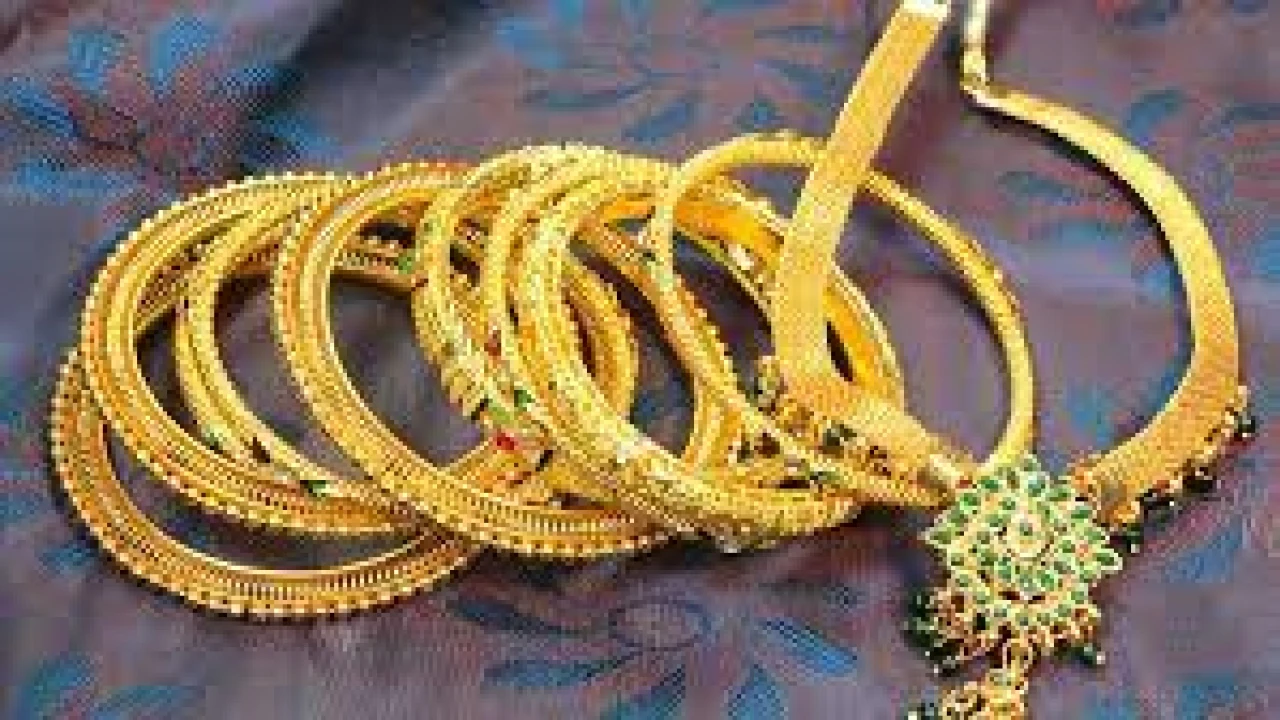 Gold price in Pakistan continues downward trend in local markets