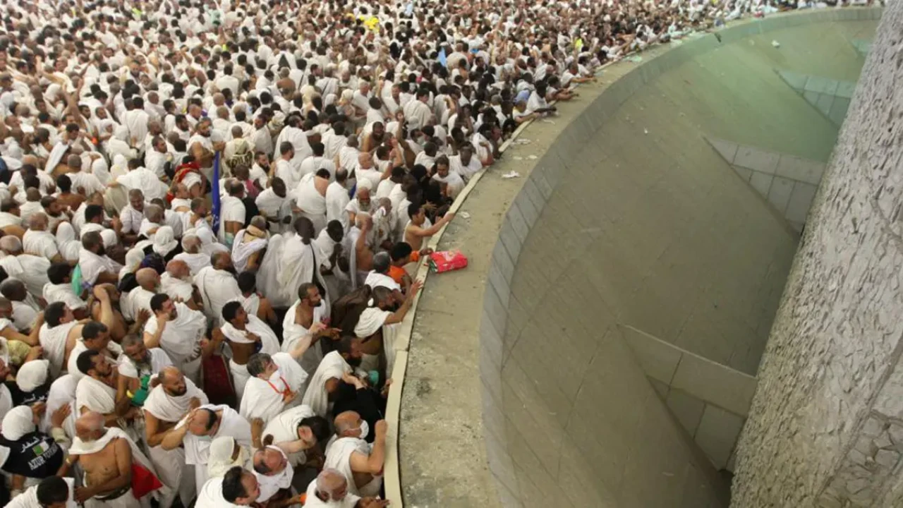 Hujjaj flock to stoning the Devil