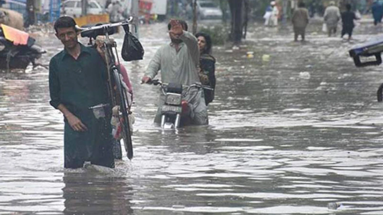 Heavy rain inundates areas of Lahore