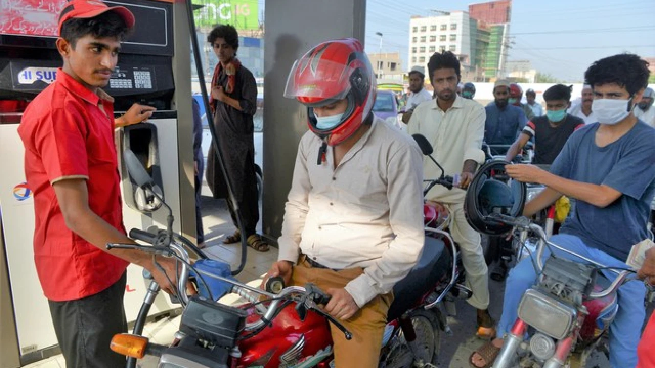 No fuel of riders without helmet in Lahore