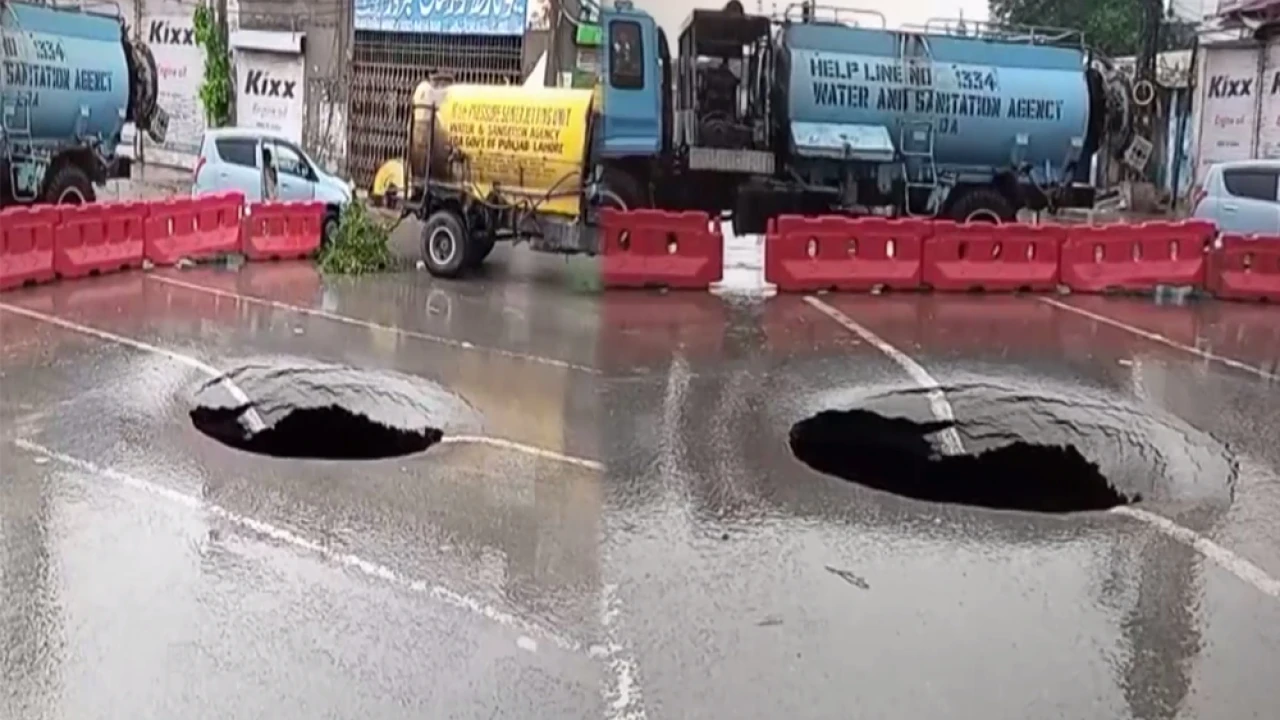 Huge sinkhole emerges on Peco Road Lahore after torrential rain