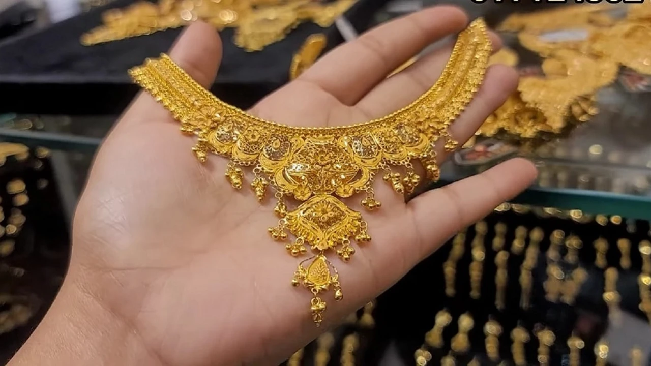 Gold prices slightly go up in Pakistan