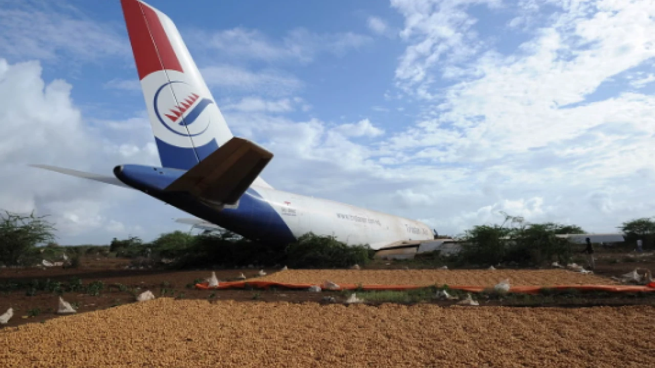 Passenger plane crashes during landing in Somalia