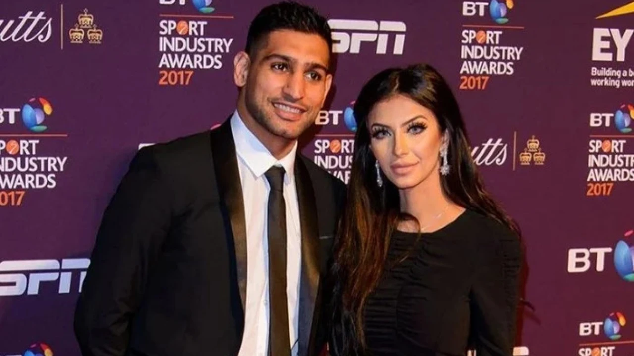 Boxer Amir Khan apologizes to wife for texting other women