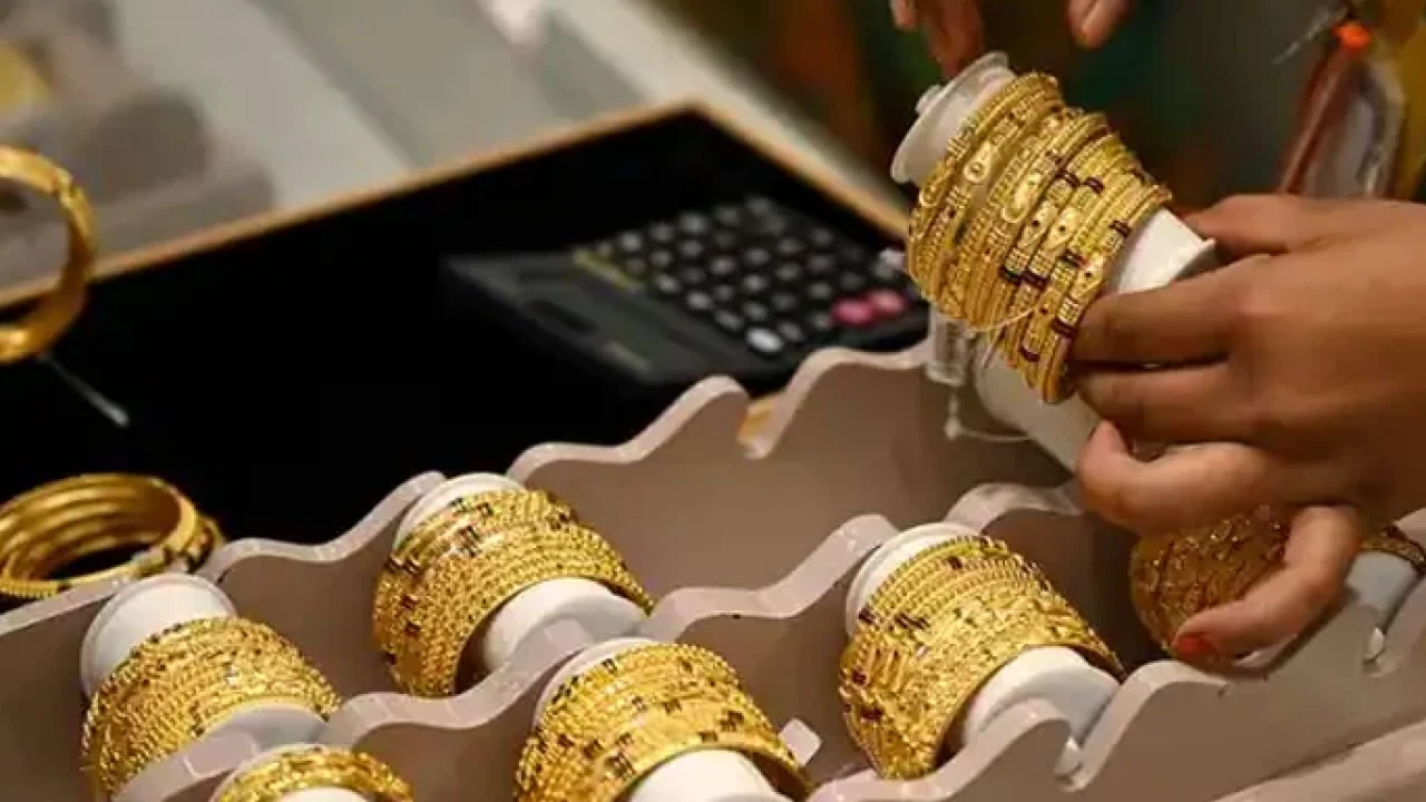 Gold prices go up by Rs16,00 per tola in Pakistan