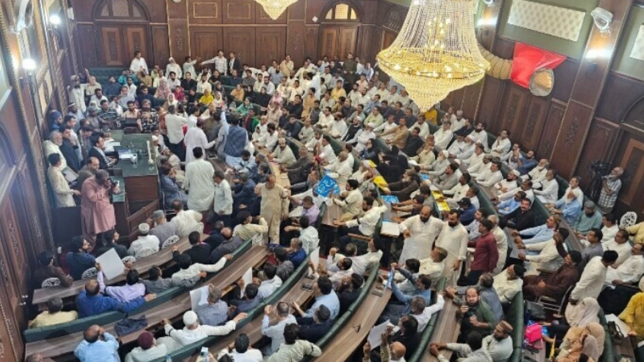 Chaos erupts at Karachi’s city council, JI members chant slogans against mayor