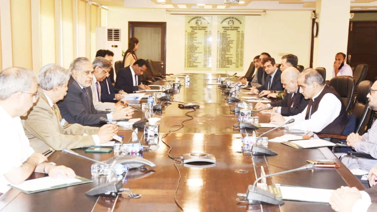 Finance Minister reviews work on outsourcing of airports' operations