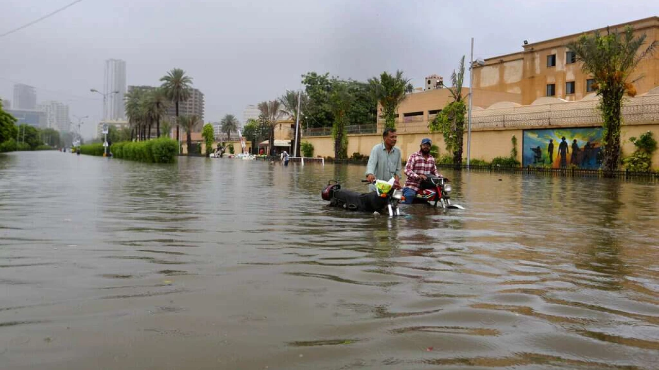 Heavy rain lashes Lahore, Punjab other cities