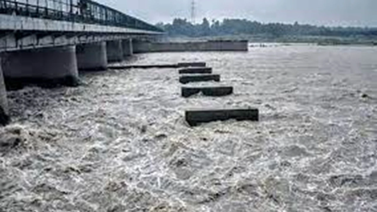 Rivers Indus, Chenab, Ravi, Kabul continue to run in low flood with rising trend