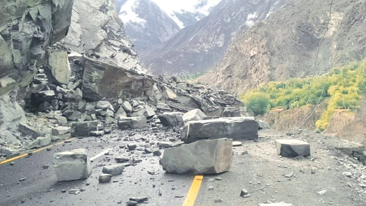 Tourist's car sweeps away in River Indus, Gilgit