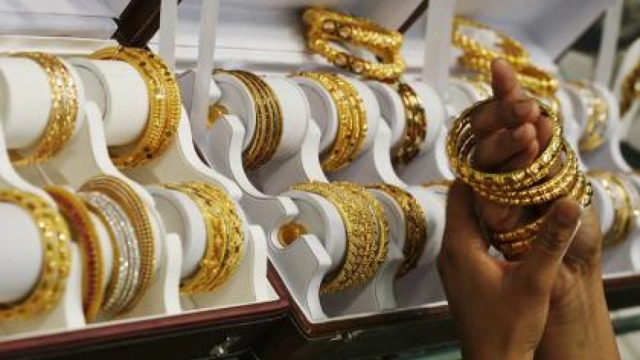 Gold price surges by Rs2,000 per tola
