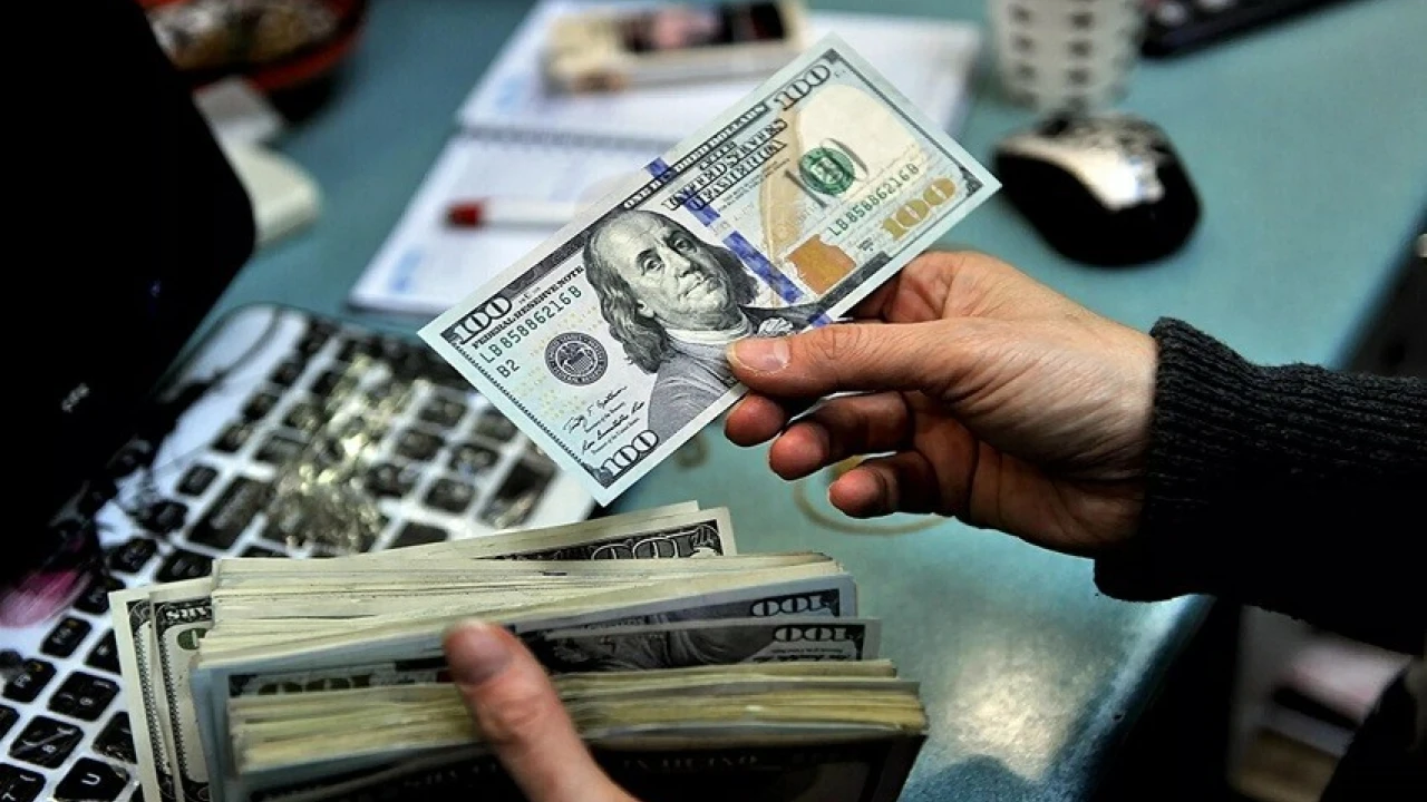 US dollar witnesses an unusual drop of Rs1.02 in interbank