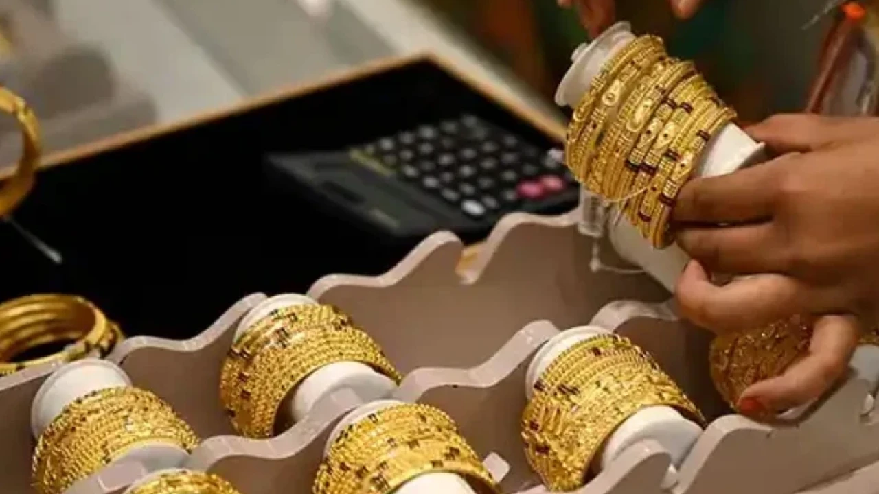 Gold prices slightly go down in Pakistan