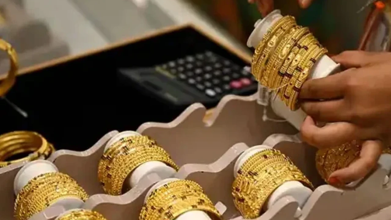 Gold prices drop by Rs2,500 per tola
