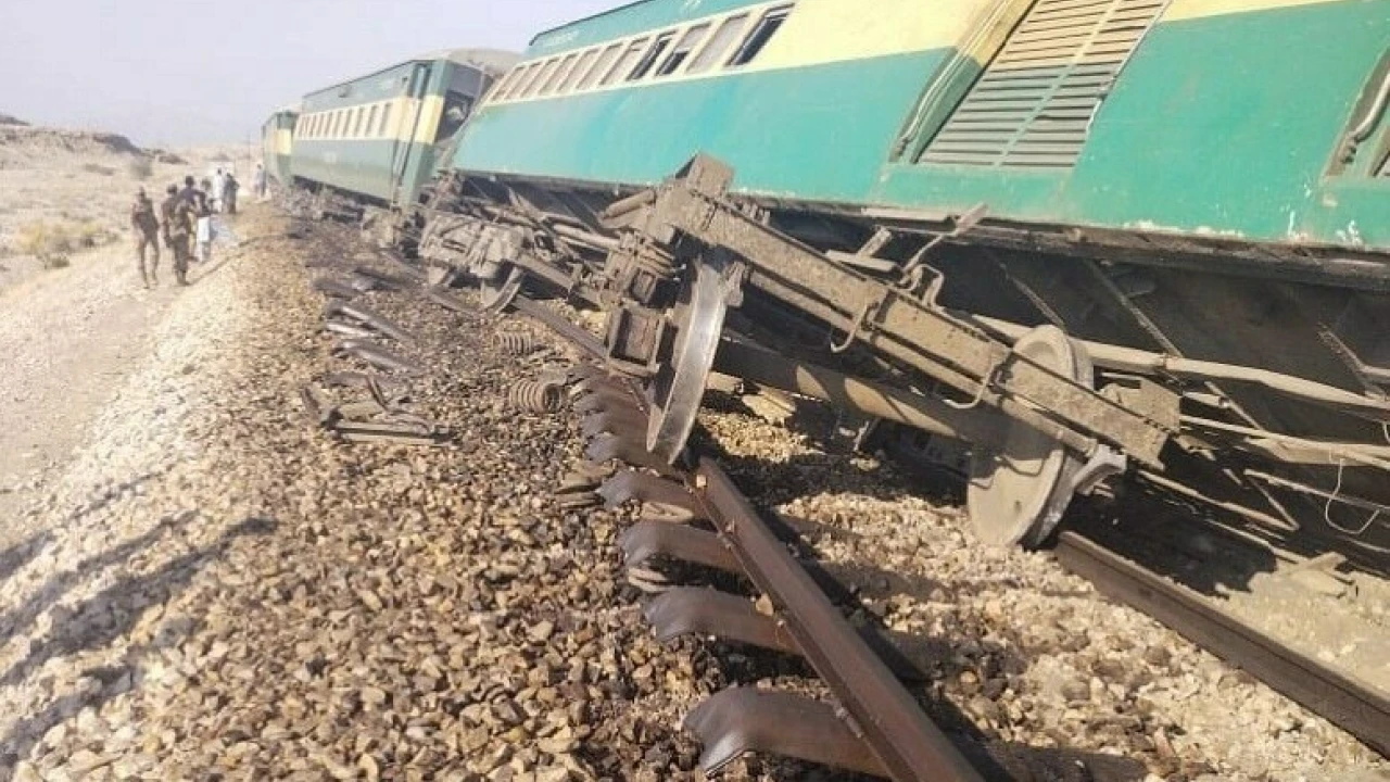 22 killed, 106 injured after Hazara Express bogies derail near Nawabshah