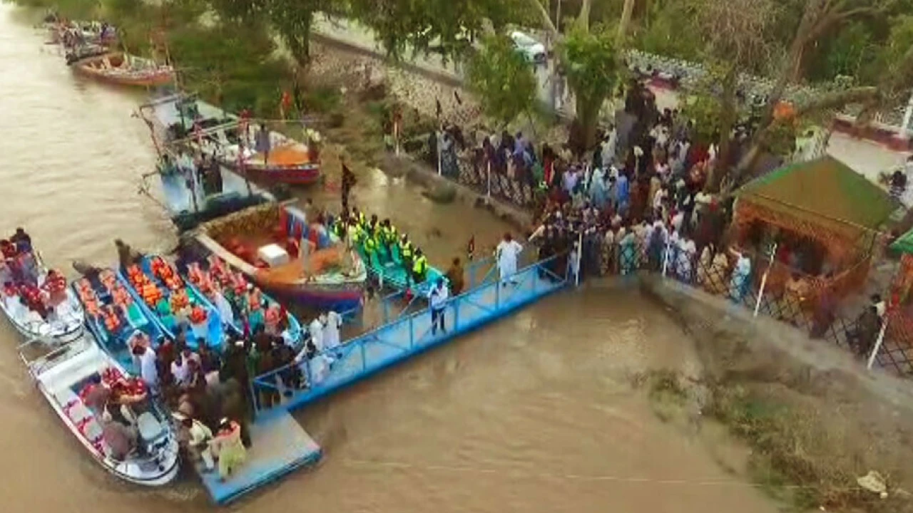 Local admin commences ferry service for Sukkar, Rohri residents