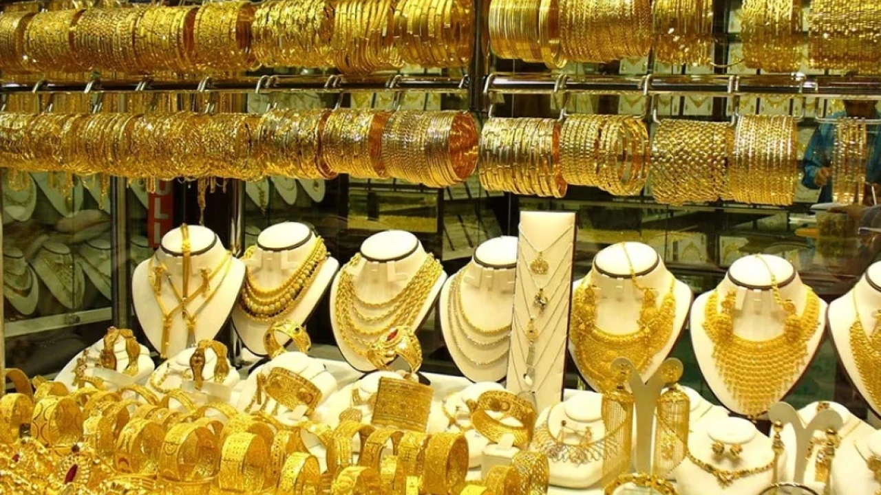 Gold price increases by Rs 100 per tola on Sunday