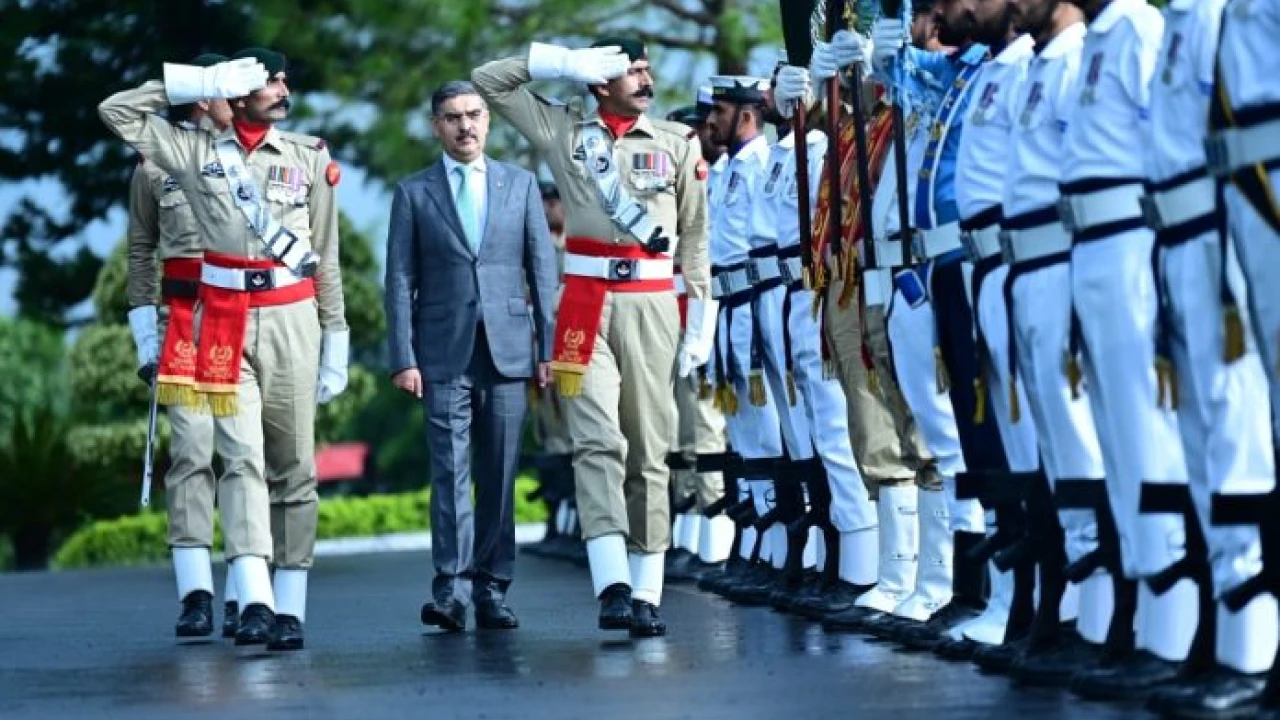 Kakar, outgoing PM receive guard of honour