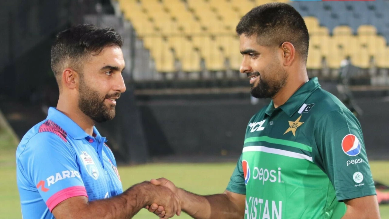 Afghanistan skipper presents gifts to Pakistani players