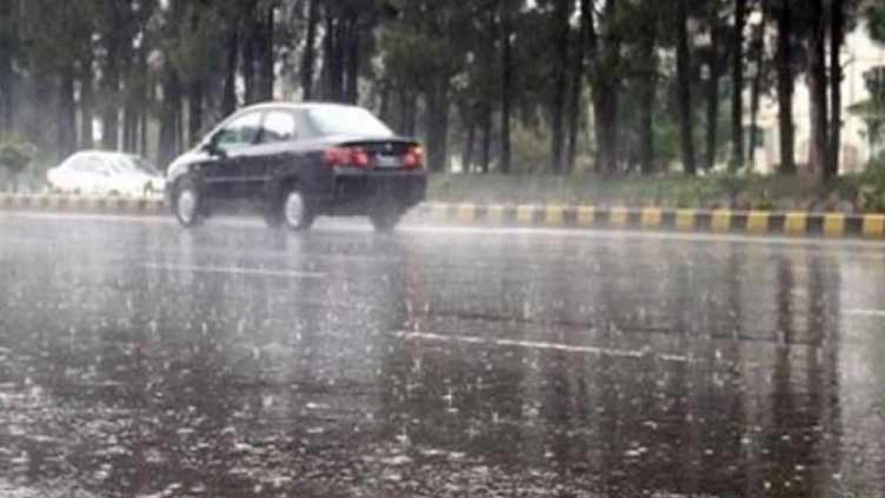 Rain with strong wind in different areas of Lahore