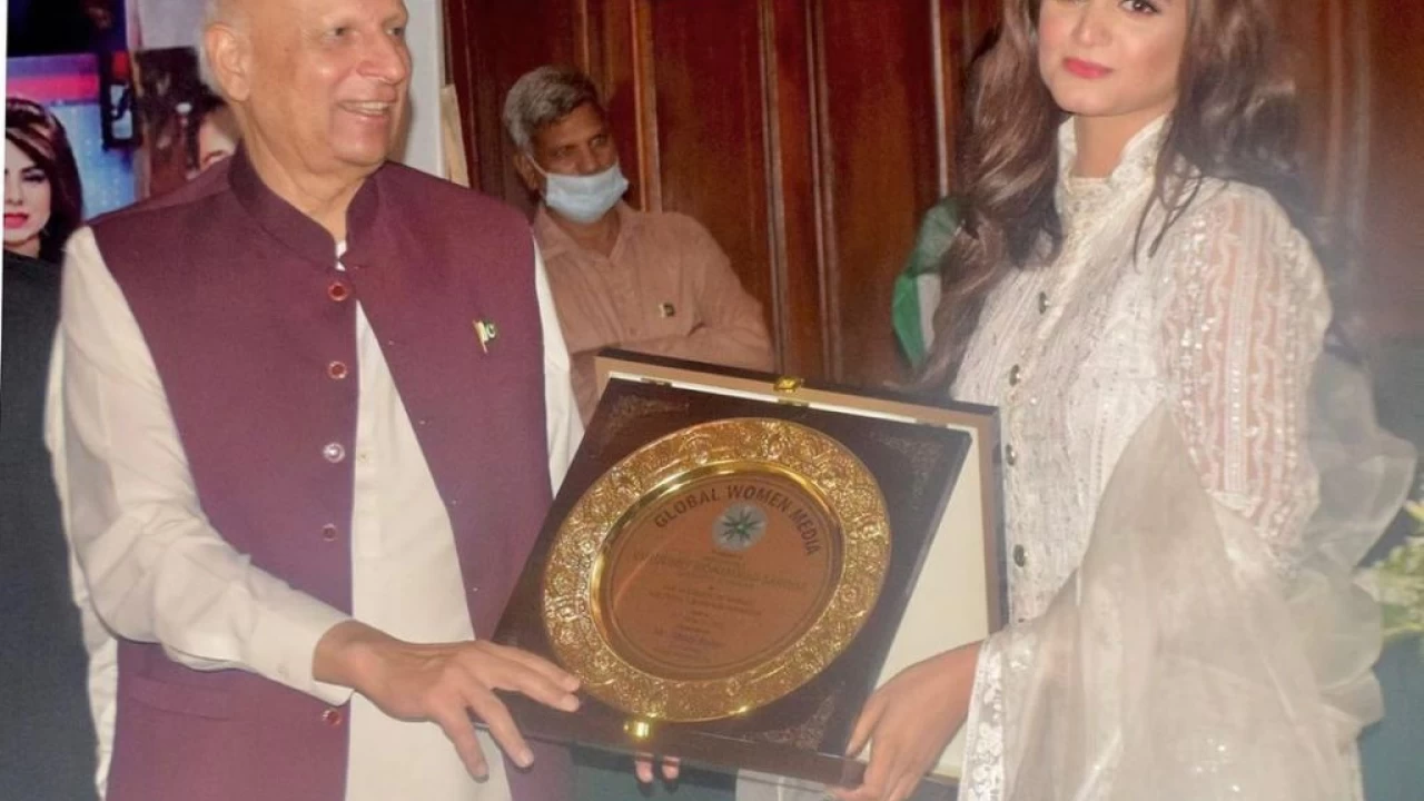 Hira Mani receives Global Women Media Award from Governor Punjab