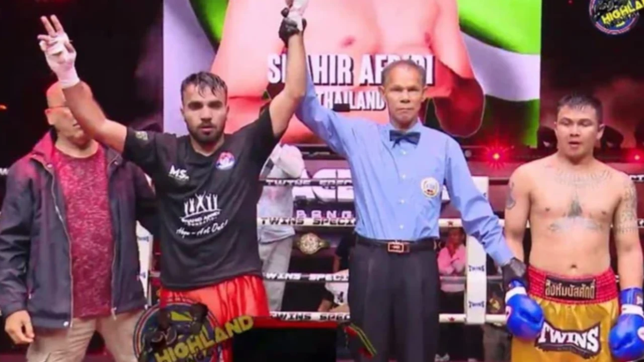 Pakistani boxer Shaheer Afridi defeats Thai boxer in Bangkok