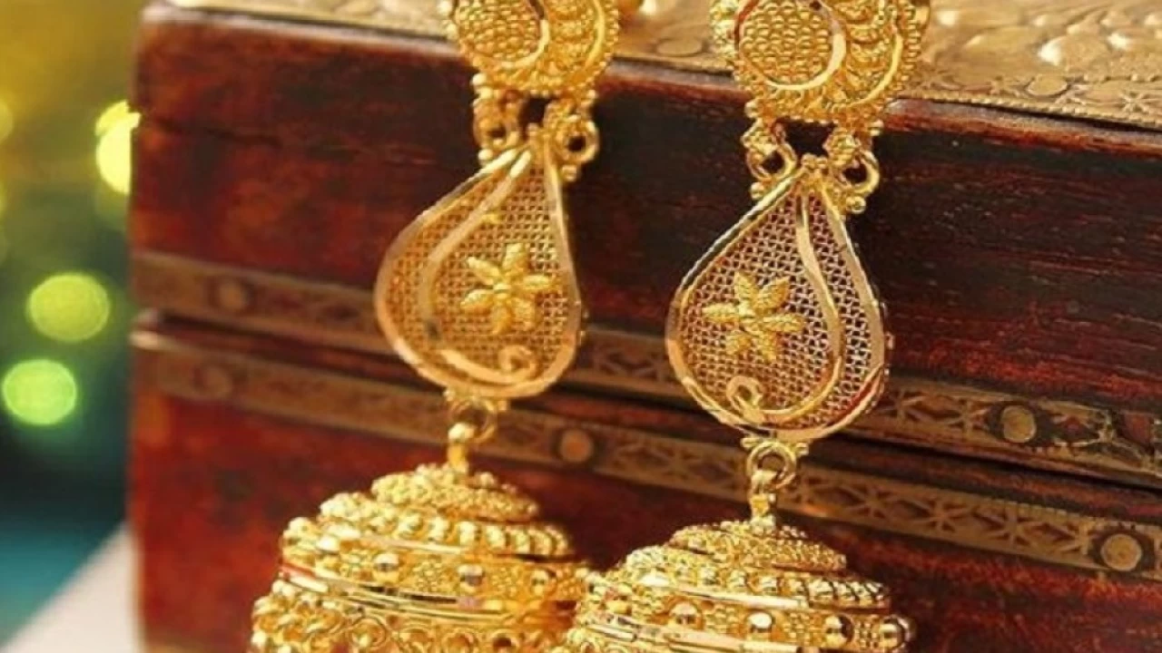 Gold prices drop by Rs450 per tola