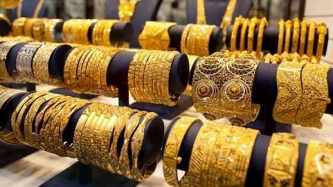 Gold price declines by Rs4,000 per tola