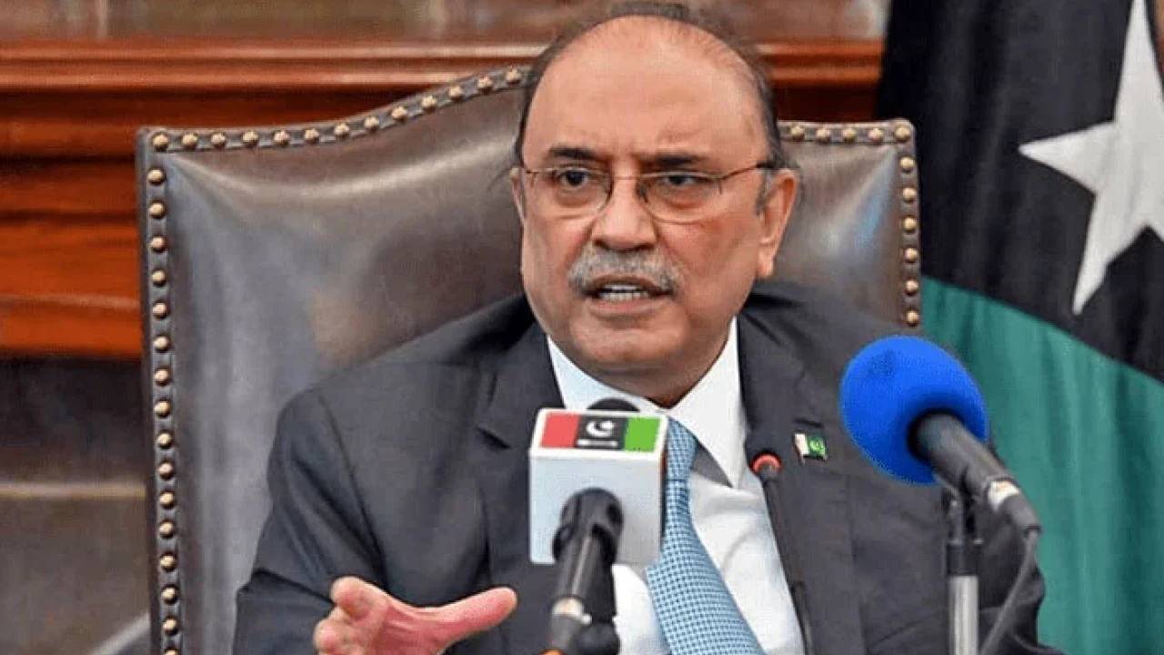 We should focus on economy instead of politics: Zardari