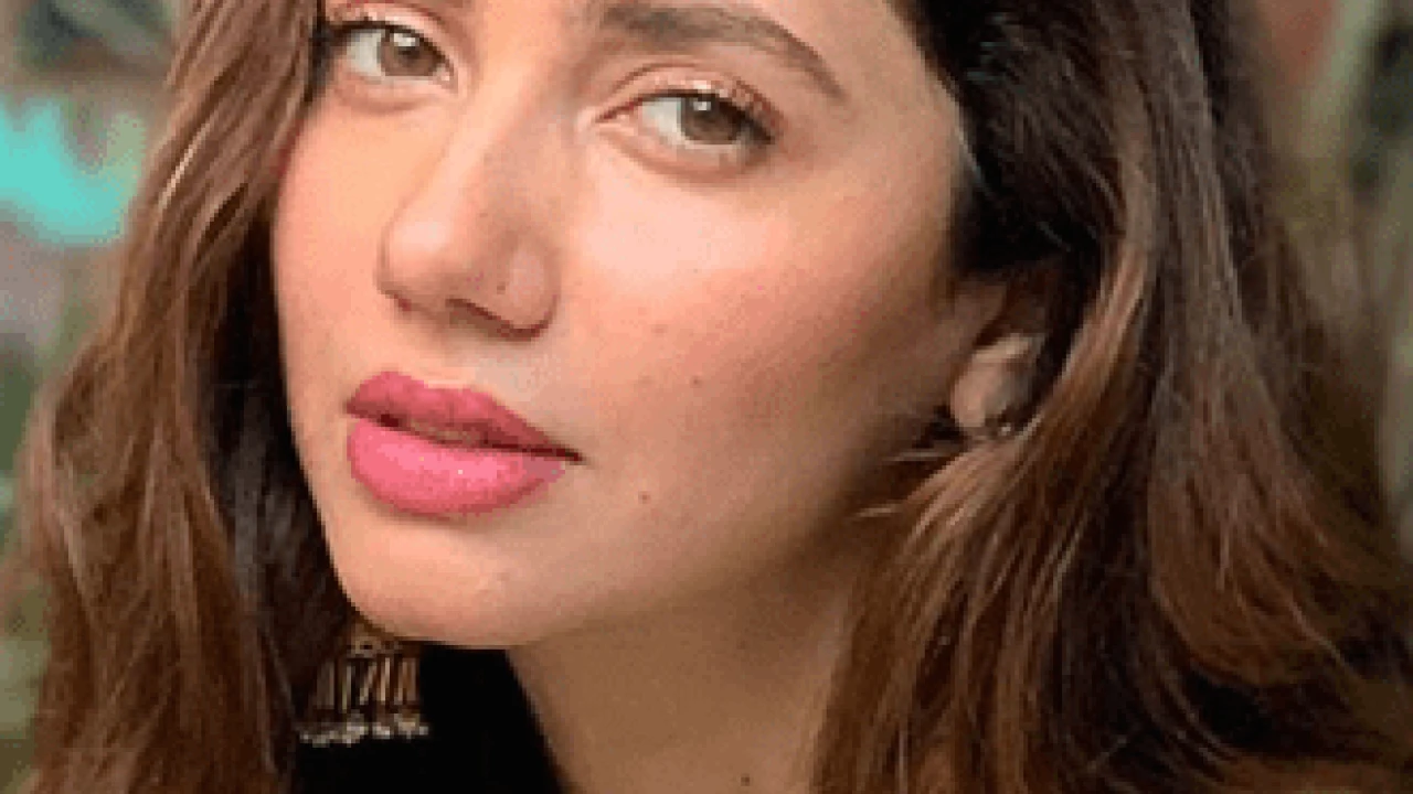Mahira Khan's new photo sparks speculation amid marriage rumors