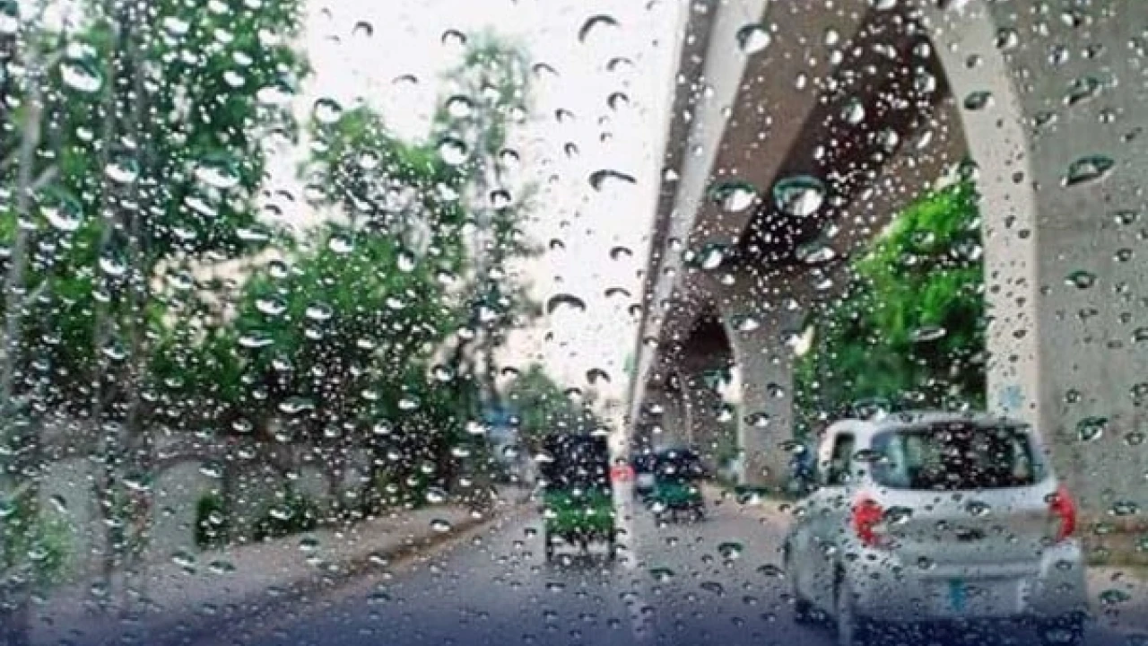 Intermittent rain in Lahore since last night