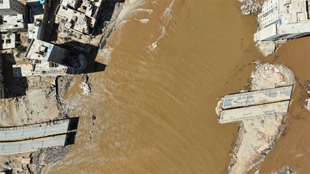 لیبیا کے سیلاب سے متاثرہ شہر درنہ میں ایک ہفتہ ملبے تلے دبے رہنے والی 2بچیوں کو زندہ نکال لیا گیا