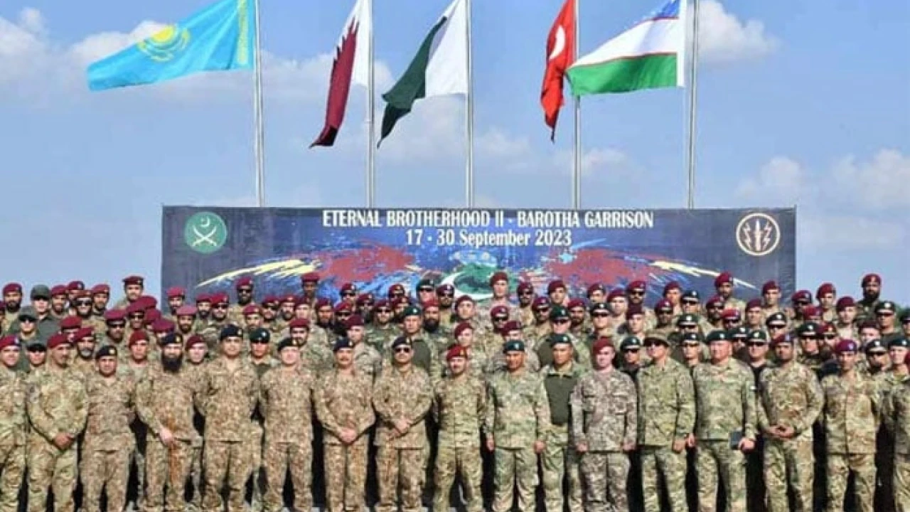 Army Chief praises leadership quality of Pakistan Army