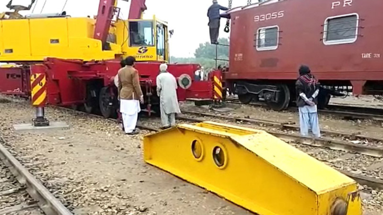 کراچی سے لاہورجانے والی ٹرین کی بوگی پٹری سے اتر گئی