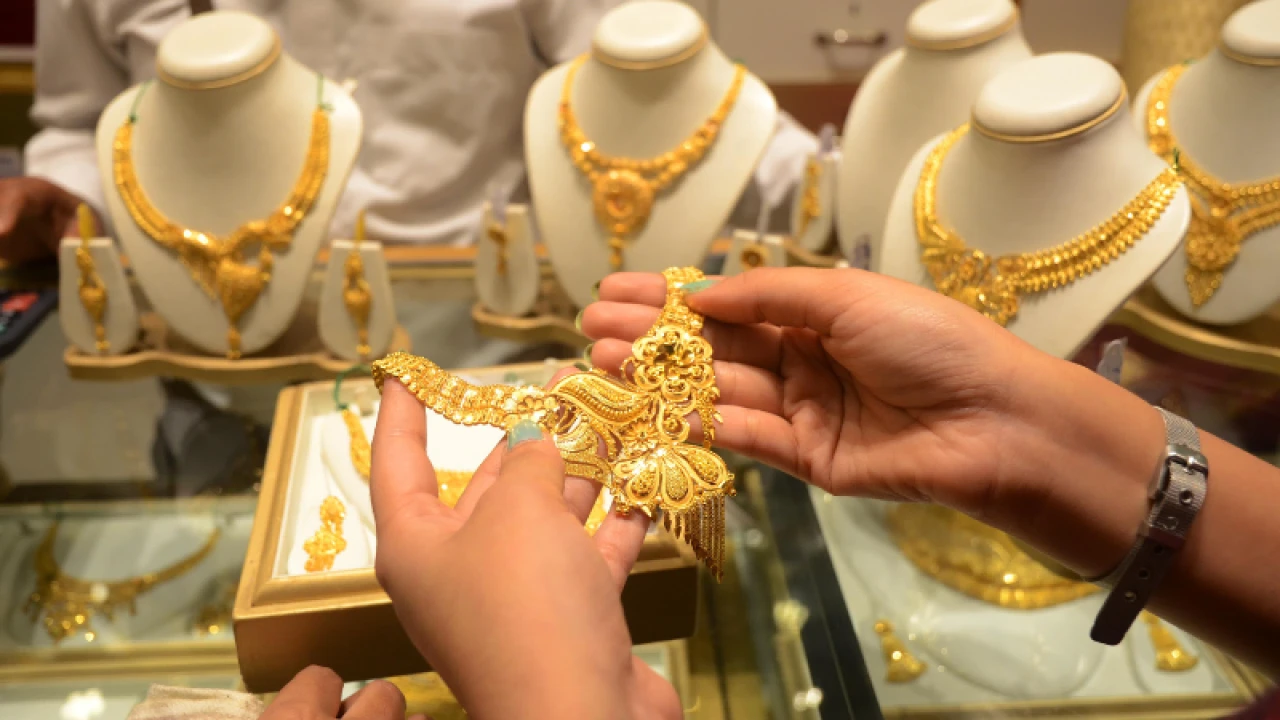 Gold price falls by Rs1000 per tola in Pakistan