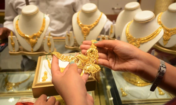Gold price falls by Rs1000 per tola in Pakistan