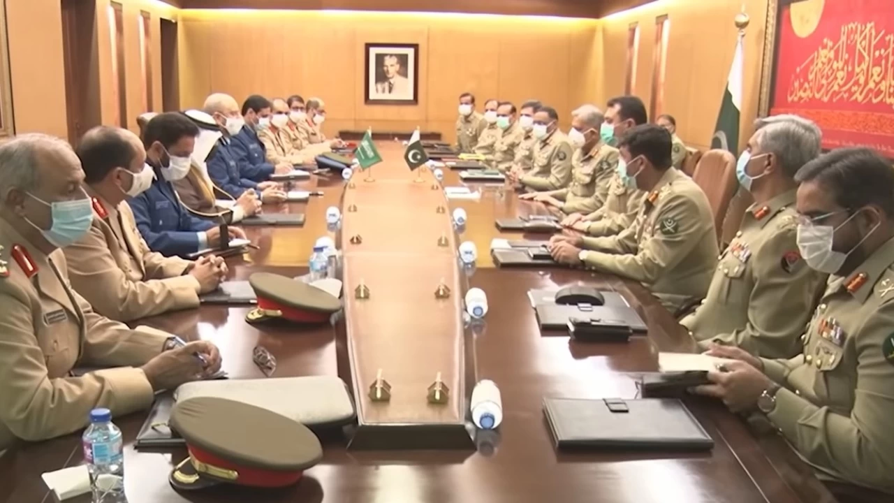 Saudi high-level military delegation meets COAS General Bajwa